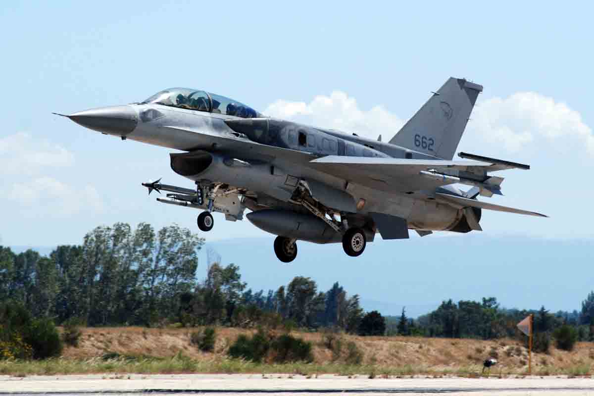 F-16D+ 662 del 145 Sq della RSingAF atterra al rientro di una missione 9v.af_F16D atterraggio
